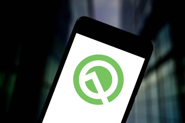 23 de maio de 2019, Brasil. Nesta foto ilustração o logotipo do Android Q é exibido em um smartphone — Fotografia de Stock