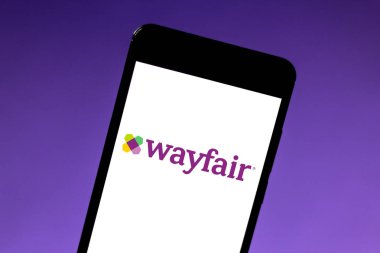 24 Mayıs 2019, Brezilya. Bu fotoğraf illüstrasyonda Wayfair logosu bir akıllı telefonda görüntülenir