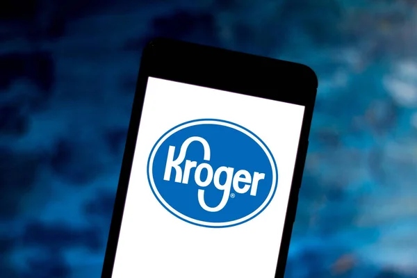 24 мая 2019 года, Бразилия. На этой фотографии логотип Kroger отображается на смартфоне — стоковое фото