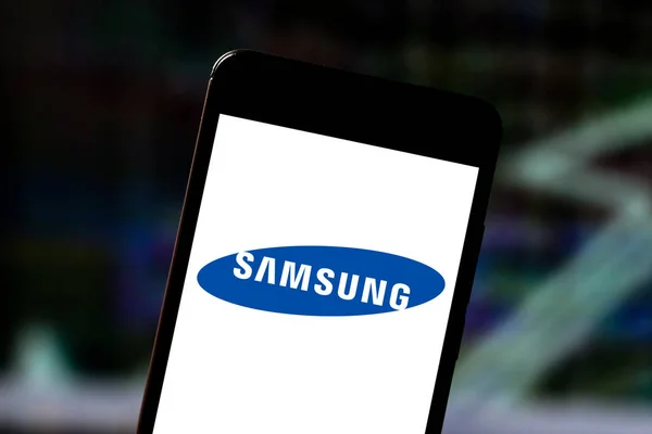 May 24, 2019, Brazil. In this photo illustration the Samsung Electronics logo is displayed on a smartphone — Stock Photo, Image