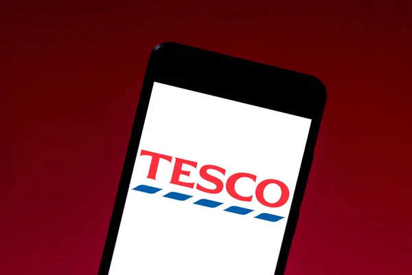 24 de mayo de 2019, Brasil. En esta ilustración fotográfica el logotipo de Tesco se muestra en un teléfono inteligente —  Fotos de Stock