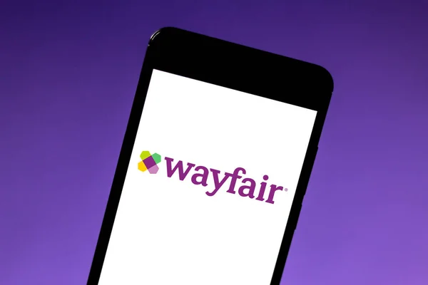 24 травня 2019, Бразилія. На цій фотографії ілюстрація Wayfair логотип відображається на смартфоні — стокове фото