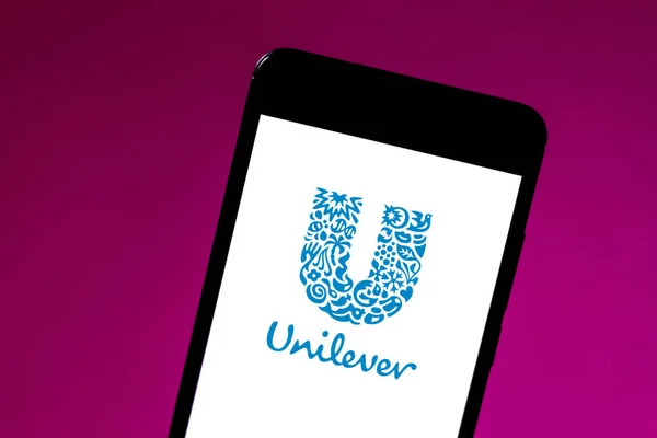 24 de maio de 2019, Brasil. Nesta foto ilustração o logotipo da Unilever é exibido em um smartphone — Fotografia de Stock