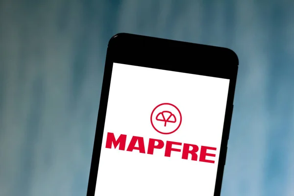 24 травня 2019, Бразилія. На цій фото ілюстрація логотип Mapfre відображається на смартфоні — стокове фото