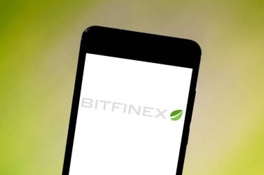 24 Mayıs 2019, Brezilya. Bu fotoğraf illüstrasyonda Bitfinex logosu bir akıllı telefonda görüntülenir