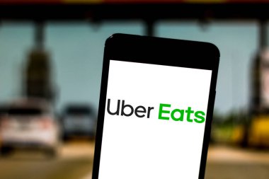 24 Mayıs 2019, Brezilya. Bu fotoğraf illüstrasyonunda Uber Eats logosu bir akıllı telefonda görüntülenir