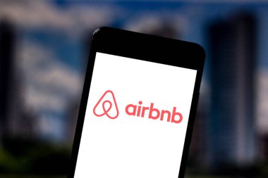 24 Mayıs 2019, Brezilya. Bu fotoğraf illüstrasyonunda A i r b n n logosu akıllı telefonda görüntülenir