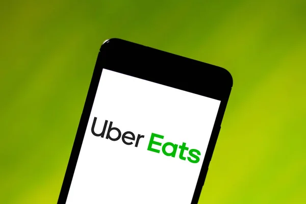 24 Mei 2019, Brasil. Dalam gambar foto ini logo Uber Eats ditampilkan pada smartphone — Stok Foto