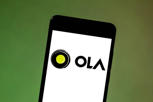 24 maja 2019, Brazylia. Na tej ilustracji zdjęcie logo Ola Cabs jest wyświetlane na smartfonie — Zdjęcie stockowe