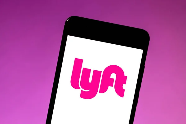 24 Mei 2019, Brasil. Dalam gambar foto ini logo Lyft ditampilkan pada smartphone — Stok Foto