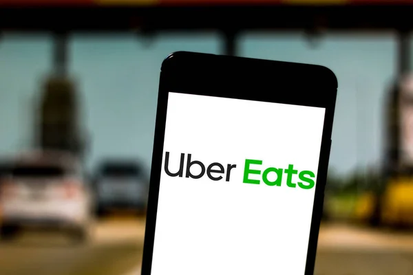 24 maja 2019, Brazylia. Na tej ilustracji zdjęcie logo Uber Eats jest wyświetlane na smartfonie — Zdjęcie stockowe