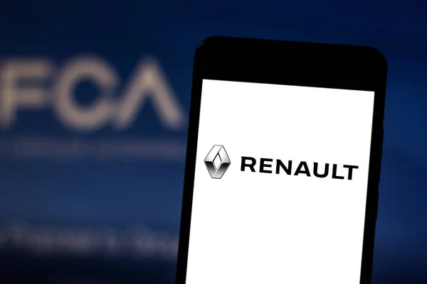 27 Mei 2019, Brasil. Dalam gambar foto ini logo Renault ditampilkan pada smartphone — Stok Foto
