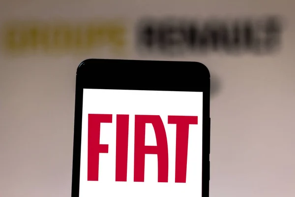 27 Mei 2019, Brasil. Dalam gambar foto ini, logo FIAT (Fabbrica Italiana Automobili Torino) ditampilkan pada smartphone — Stok Foto