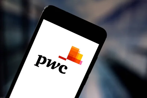 28. Mai 2019, Brasilien. in dieser Foto-Illustration wird das Logo von pricewaterhousecoopers (pwc) auf einem Smartphone angezeigt. — Stockbild 28. Mai 2019, Brasilien. in dieser Foto-Illustration wird das Logo von pricewaterhousecoopers (pwc) auf einem Smartphone angezeigt — Stockfoto