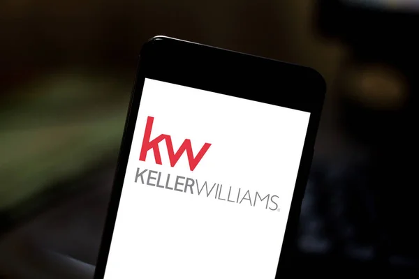 28 de mayo de 2019, Brasil. En esta ilustración fotográfica, el logotipo de Keller Williams Realty se muestra en un teléfono inteligente —  Fotos de Stock