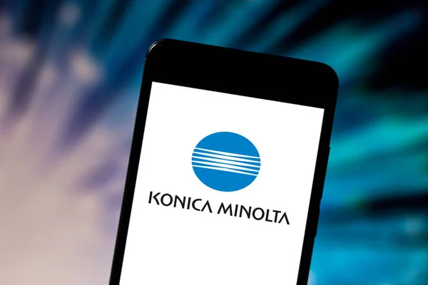 29 травня 2019, Бразилія. На цій фото ілюстрація логотип Konica Minolta відображається на смартфоні — стокове фото