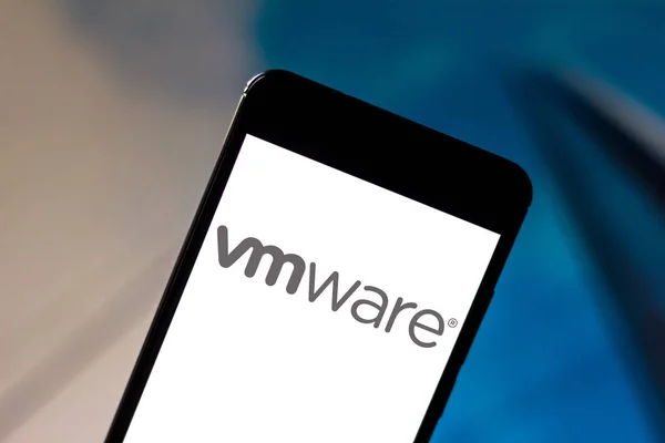 29 Mei 2019, Brasil. Dalam gambar foto ini logo VMware ditampilkan pada smartphone — Stok Foto