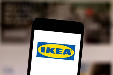 30 Mayıs 2019, Brezilya. Bu fotoğraf illüstrasyonda Ikea logosu bir akıllı telefonda görüntülenir.