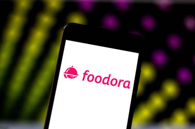 30 Mayıs 2019, Brezilya. Bu fotoğraf illüstrasyonda Foodora Gmbh logosu bir akıllı telefonda görüntülenir.