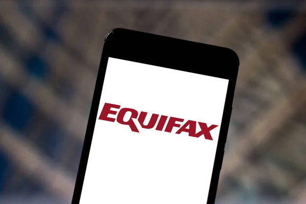 31 mai 2019, Brésil. Dans cette illustration photo, le logo Equifax est affiché sur un smartphone — Photo