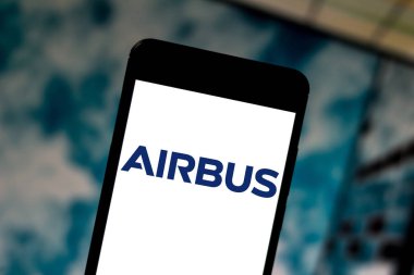 1 Haziran 2019, Brezilya. Bu fotoğraf resimde Airbus logosu bir akıllı telefonda görüntülenir