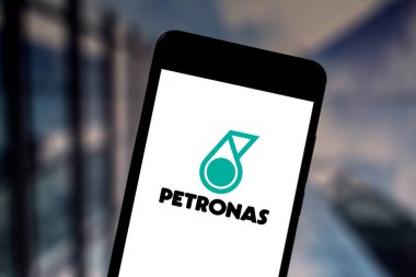 1 Haziran 2019, Brezilya. Bu fotoğrafta, Petroliam Nasional Berhad (Petronas) logosu bir akıllı telefonda görüntülenir