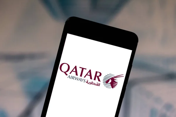 1 czerwca 2019, Brazylia. Na tej ilustracji zdjęcie logo Qatar Airways jest wyświetlane na smartfonie — Zdjęcie stockowe