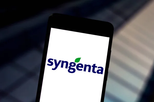 1 de junho de 2019, Brasil. Nesta foto ilustração o logotipo Syngenta é exibido em um smartphone — Fotografia de Stock