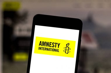 1 Haziran 2019, Brezilya. Bu fotoğraf resimde Uluslararası Af Örgütü logosu bir akıllı telefonda görüntülenir