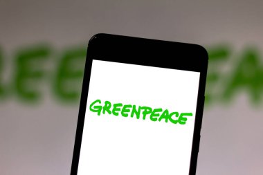 1 Haziran 2019, Brezilya. Bu fotoğraf resimde Greenpeace logosu bir akıllı telefonda görüntülenir