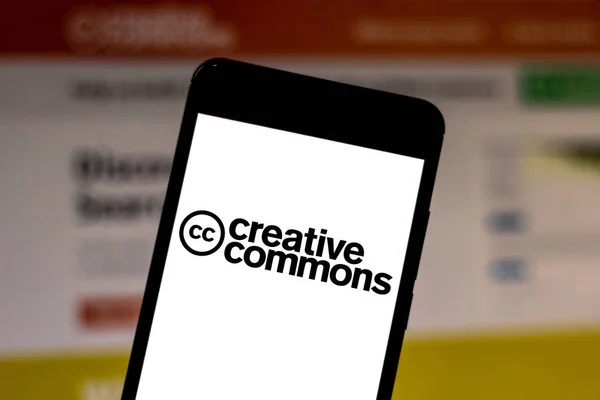 1 czerwca 2019, Brazylia. Na tej ilustracji zdjęcie logo Creative Commons jest wyświetlane na smartfonie — Zdjęcie stockowe