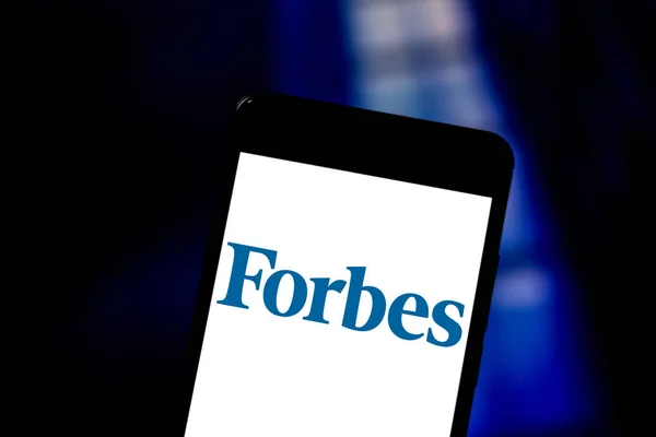 1 червня, 2019, Бразилія. У цій фото ілюстрації логотип Forbes відображається на смартфоні — стокове фото