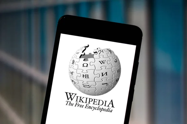 1. června 2019, Brazílie. Na této fotografii je zobrazeno logo Wikipedie na smartphone — Stock fotografie