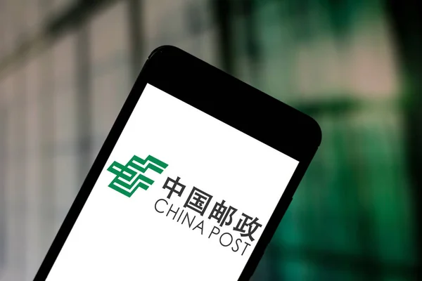 1 Juni 2019, Brasil. Dalam gambar foto ini logo China Post Group Corporation ditampilkan pada smartphone — Stok Foto