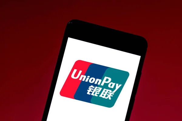 Június 1, 2019, Brazília. Ezen a képen illusztráción a UnionPay (kupa) logó jelenik meg a smartphone — Stock Fotó