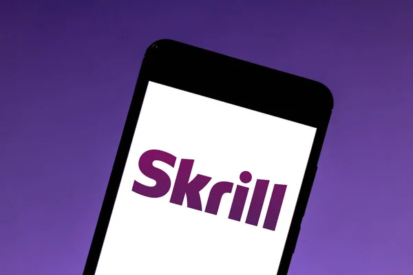 1 Haziran 2019, Brezilya. Bu fotoğraf resimde Skrill logosu bir akıllı telefonda görüntülenir — Stok fotoğraf