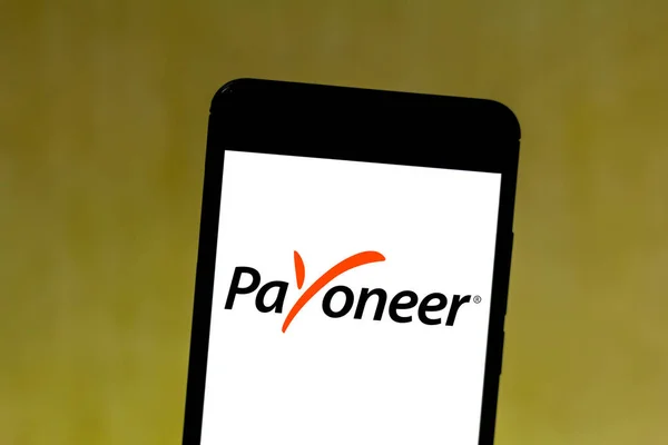 2019年6月1日,巴西。在此照片插图中,Payoneer 徽标显示在智能手机上 — 图库照片