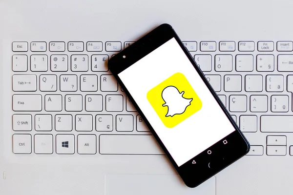 3 Juni 2019, Brasil. Dalam gambar foto ini logo Snapchat ditampilkan pada smartphone — Stok Foto