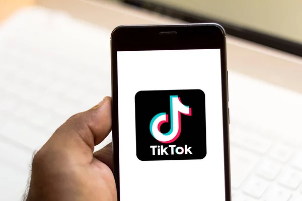 3 Juni 2019, Brasil. Dalam gambar foto ini, logo TikTok (Douyin) ditampilkan pada smartphone — Stok Foto