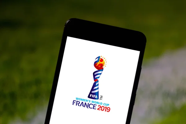 3 juni 2019, Brasilien. I den här bilden illustration av 2019 FIFA Women ' s World Cup-logotypen visas på en smartphone — Stockfoto