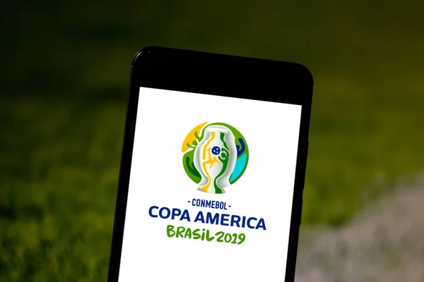 Június 3, 2019, Brazília. Ezen a képen illusztrálja a 2019 Copa América logó jelenik meg a smartphone — Stock Fotó