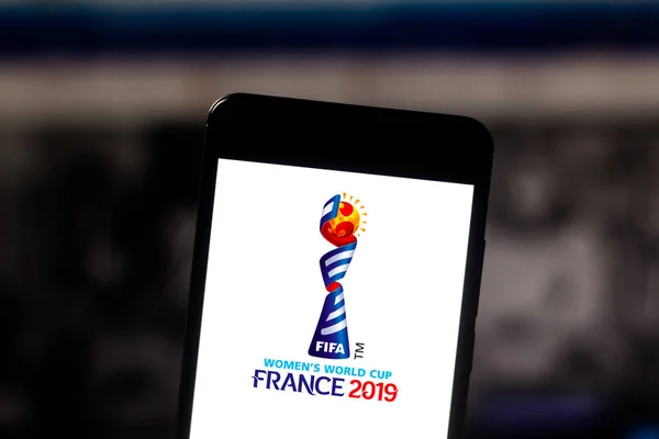 3 Haziran 2019, Brezilya. Bu fotoğraf resimde 2019 FIFA Women 'ın Dünya Kupası logosu bir akıllı telefonda görüntülenir — Stok fotoğraf