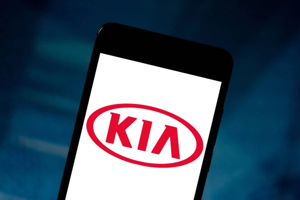 3 de junio de 2019, Brasil. En esta ilustración fotográfica el logotipo de Kia Motors Corporation se muestra en un teléfono inteligente — Foto de Stock