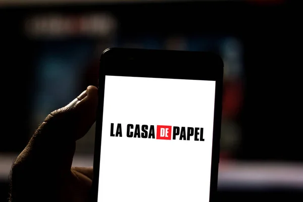 3 juni 2019, Brazilië. In deze foto illustratie wordt het logo van La Casa de Papeel weergegeven op een smartphone — Stockfoto