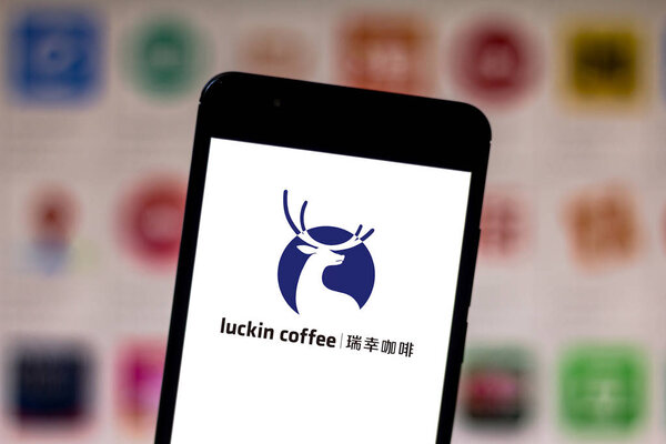 5 июня 2019 года, Бразилия. На этой иллюстрации логотип Luckin Coffee отображается на смартфоне
