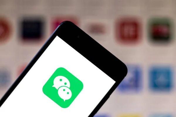5 Juni 2019, Brasil. Dalam gambar foto ini logo WeChat ditampilkan pada smartphone — Stok Foto
