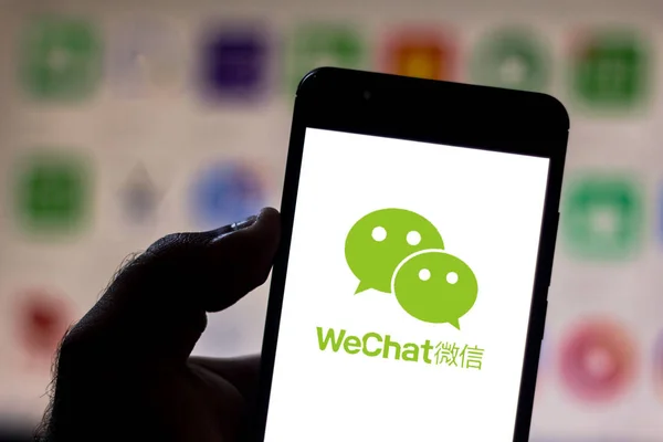 5 Juni 2019, Brasil. Dalam gambar foto ini logo WeChat ditampilkan pada smartphone — Stok Foto