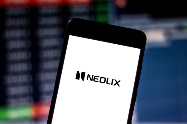 5 червня, 2019, Бразилія. У цій фото ілюстрації логотип Neolix відображається на смартфоні — стокове фото