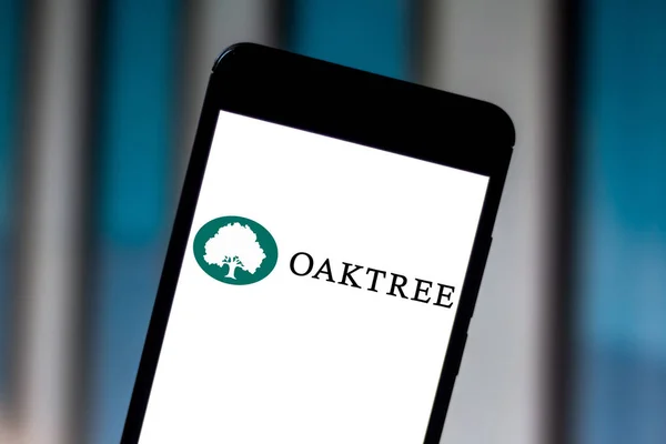 5 Haziran 2019, Brezilya. Bu fotoğraf resimde oaktree Capital Management logosu bir akıllı telefonda görüntülenir — Stok fotoğraf