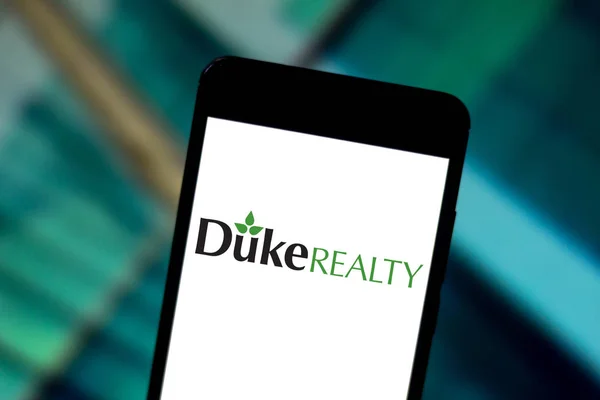 5 Juni 2019, Brasil. Dalam gambar foto ini logo Duke Realty ditampilkan pada smartphone — Stok Foto